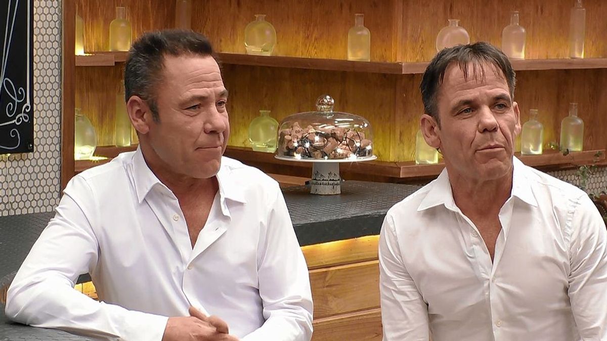 Antonio y Manolo, dos mellizos fiesteros que buscan el amor en ‘First Dates’: “Tu eres el que baila en el pódium”