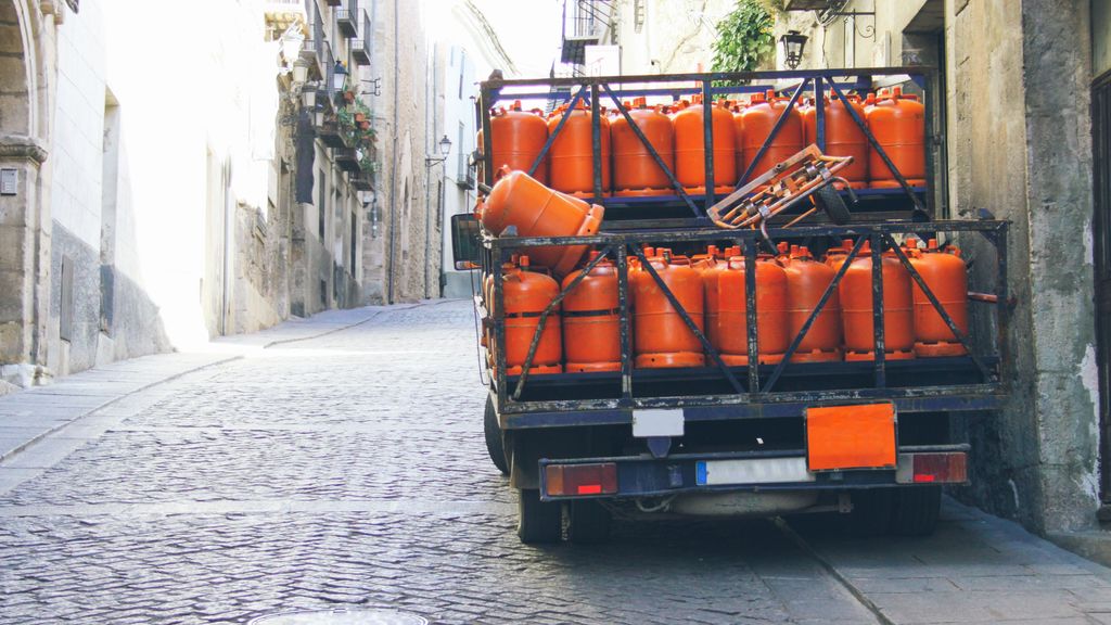 Camión de reparto de butano aparcado en una calle