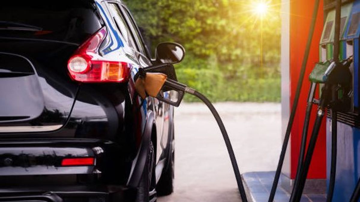 Coche reposta combustible. Coche reposta combustible.
