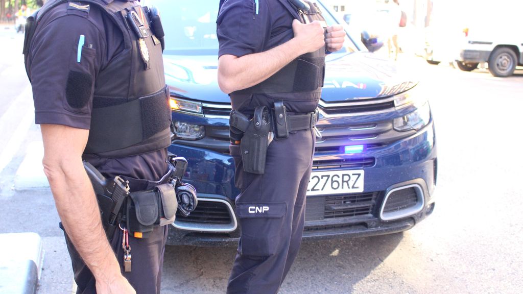 Detenido en Xirivella por amenazar de muerte a un hombre con un hacha con la que rompió la puerta de casa