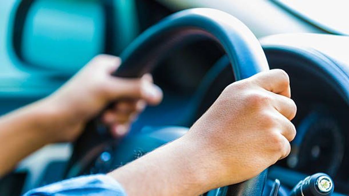 El volante suele bloquearse por seguridad El volante suele bloquearse por seguridad