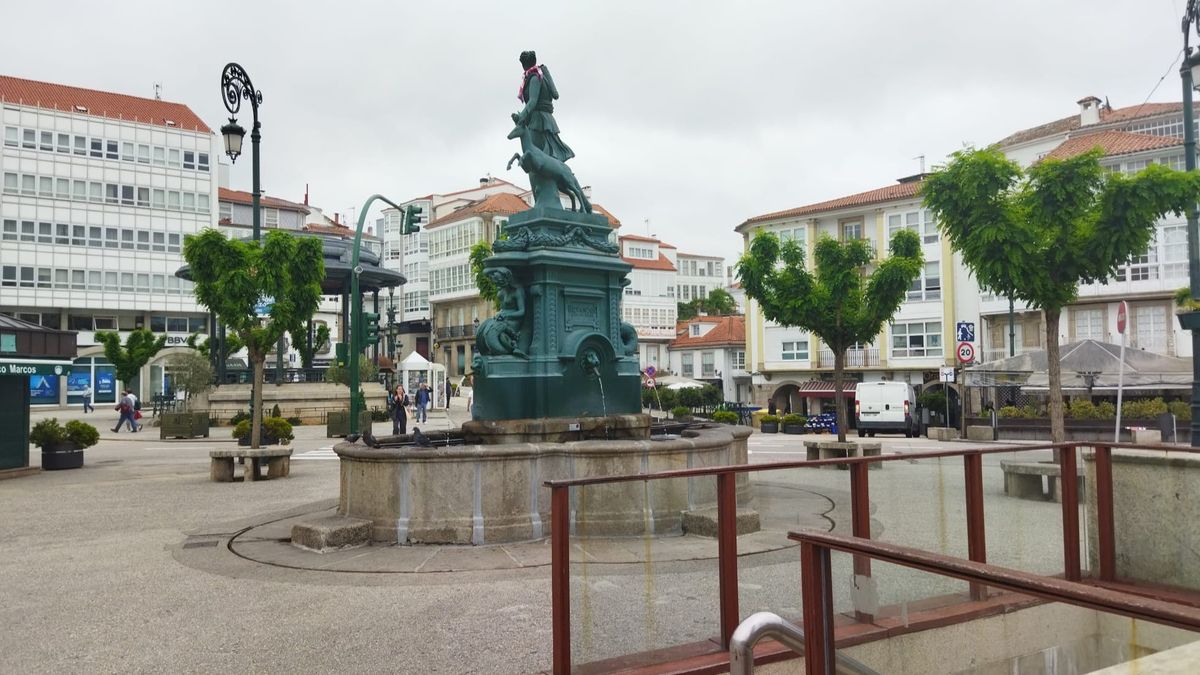 Fuente pública en la plaza de los Hermanos García Naveira de Betanzos Fuente pública en la plaza de los Hermanos García Naveira de Betanzos