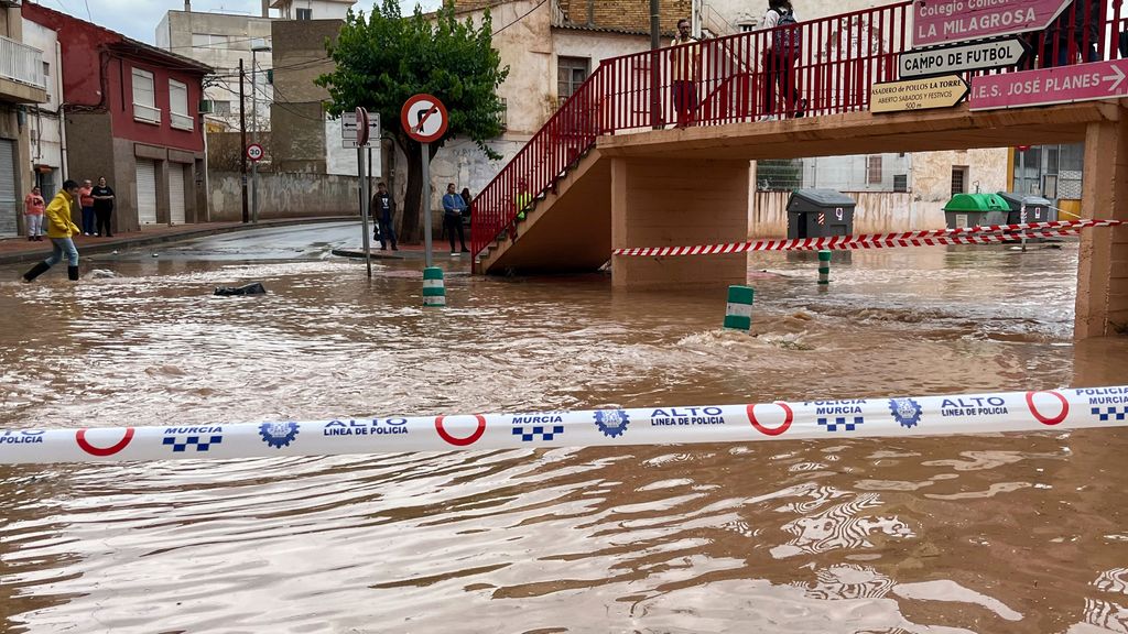 La lluvia vuelve a inundar Murcia y obliga a cortar carreteras