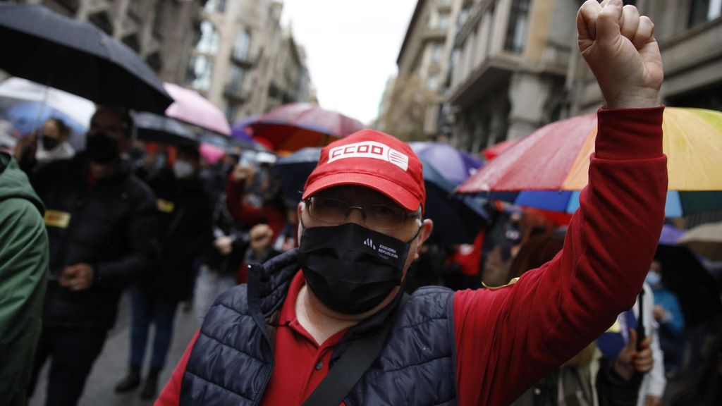 Archivo - Un hombre con el puño en alto y una gorra de CCOO, en una concentración convocada en Barcelona, a 1 de mayo de 2021, en Barcelona, Catalunya.