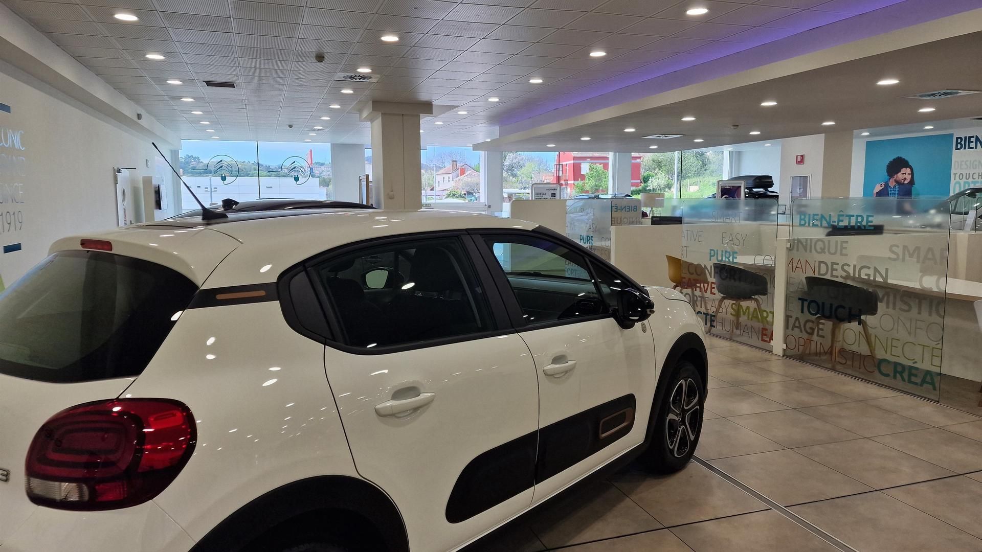 Concesionario de automóviles.