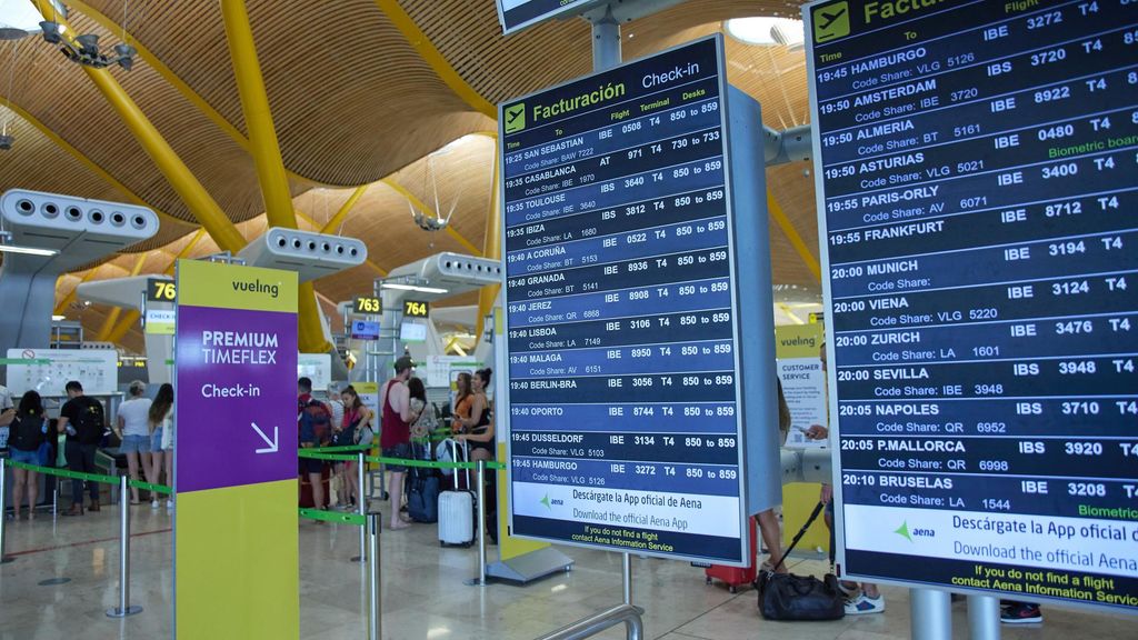 Archivo - Paneles de facturación en la terminal T4 del aeropuerto Adolfo Suárez Madrid-Barajas, a 11 de julio de 2022, en Madrid (España).