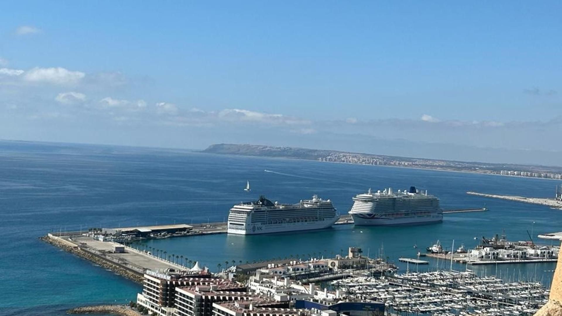 Cruceros en el Puerto de Alicante. Cruceros en el Puerto de Alicante.