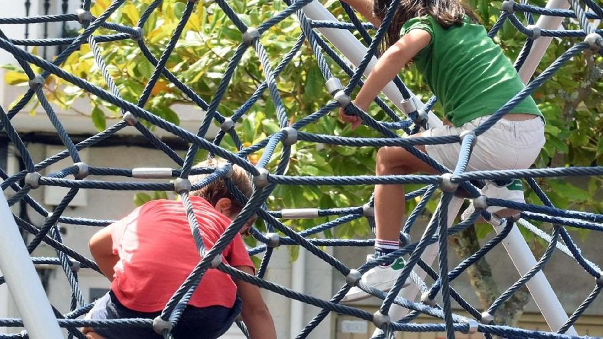 Niños jugando en un parque.
