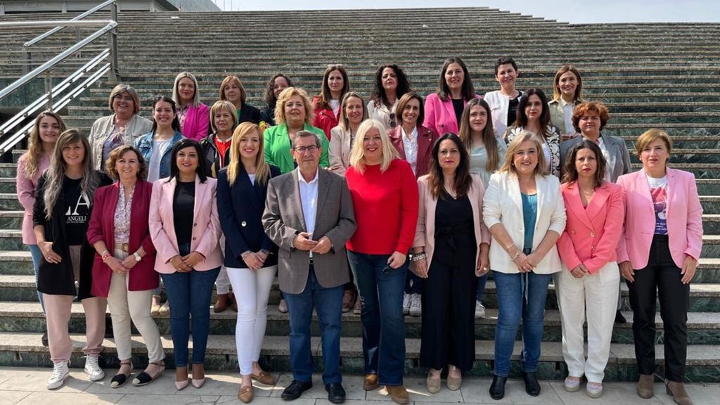 El secretario general del PSOE de Granada, José Entrena junto a candidatas socialistas la 28M