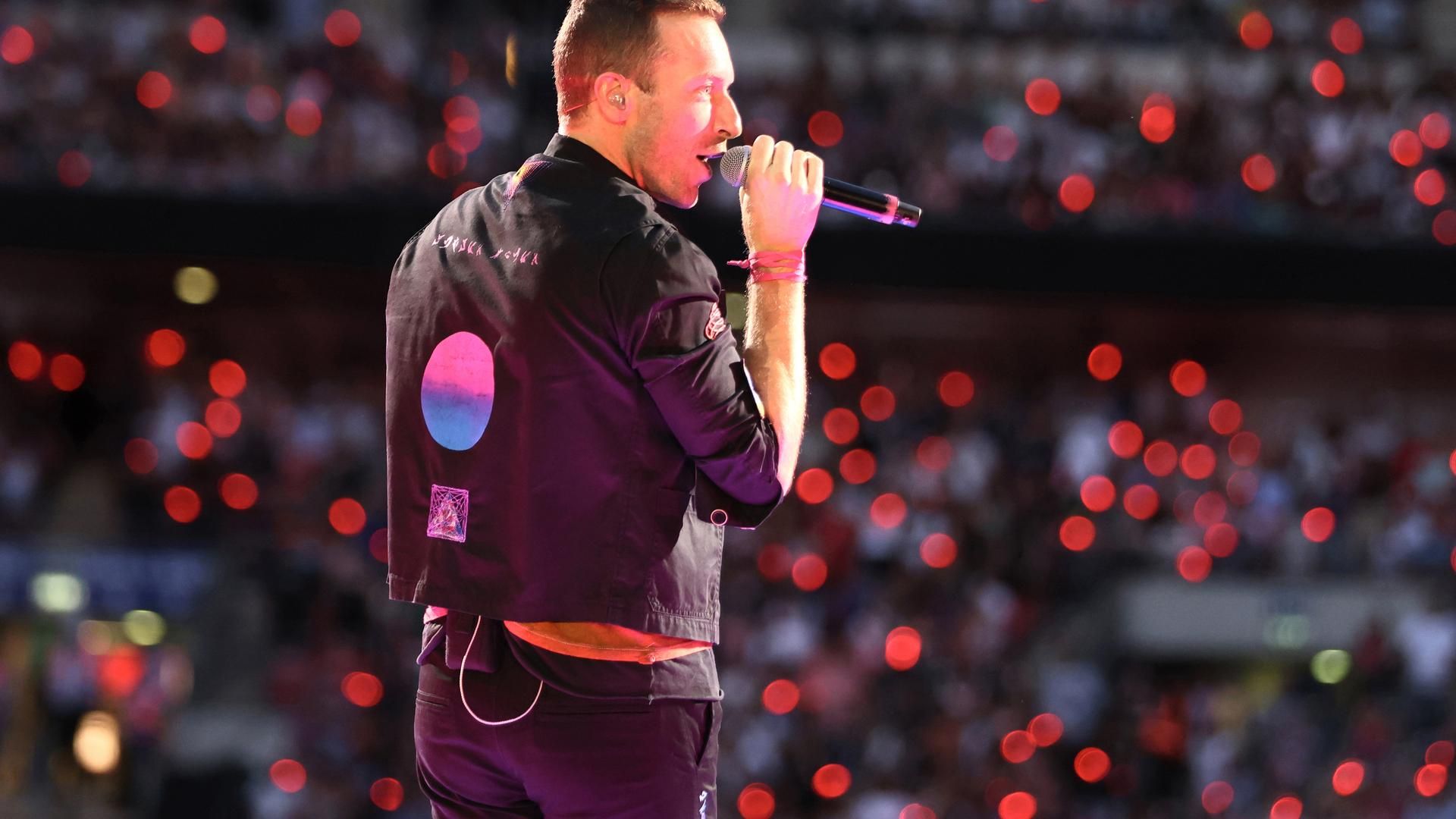 Coldplay dedicates their live performance in Barcelona to Tina Turner