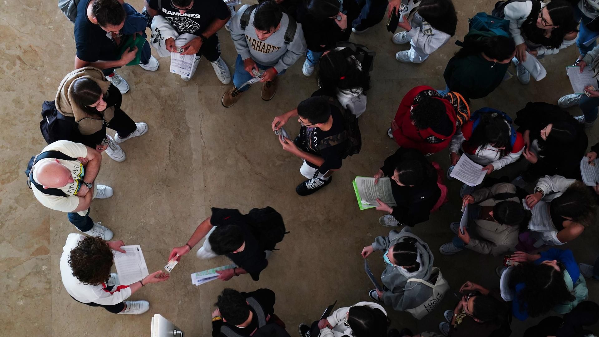 Archivo - Alumnos antes de entrar a realizar las pruebas de la ABAU en Galicia, en junio de 2022.