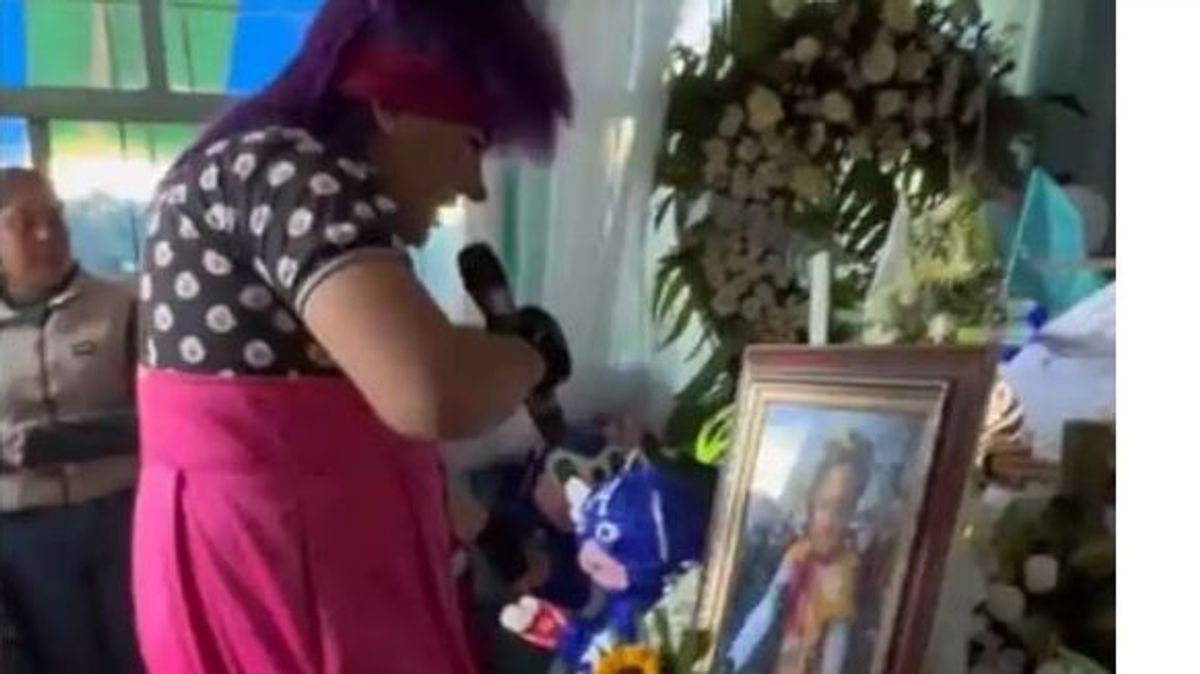 El profesional vestido de clown tuvo que despedir el funeral de un niño en México