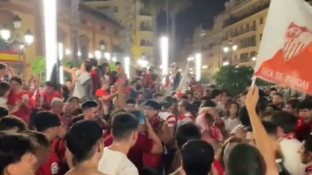 Las imágenes de la fiesta de la afición sevillista tras hacer historia en la Europa League