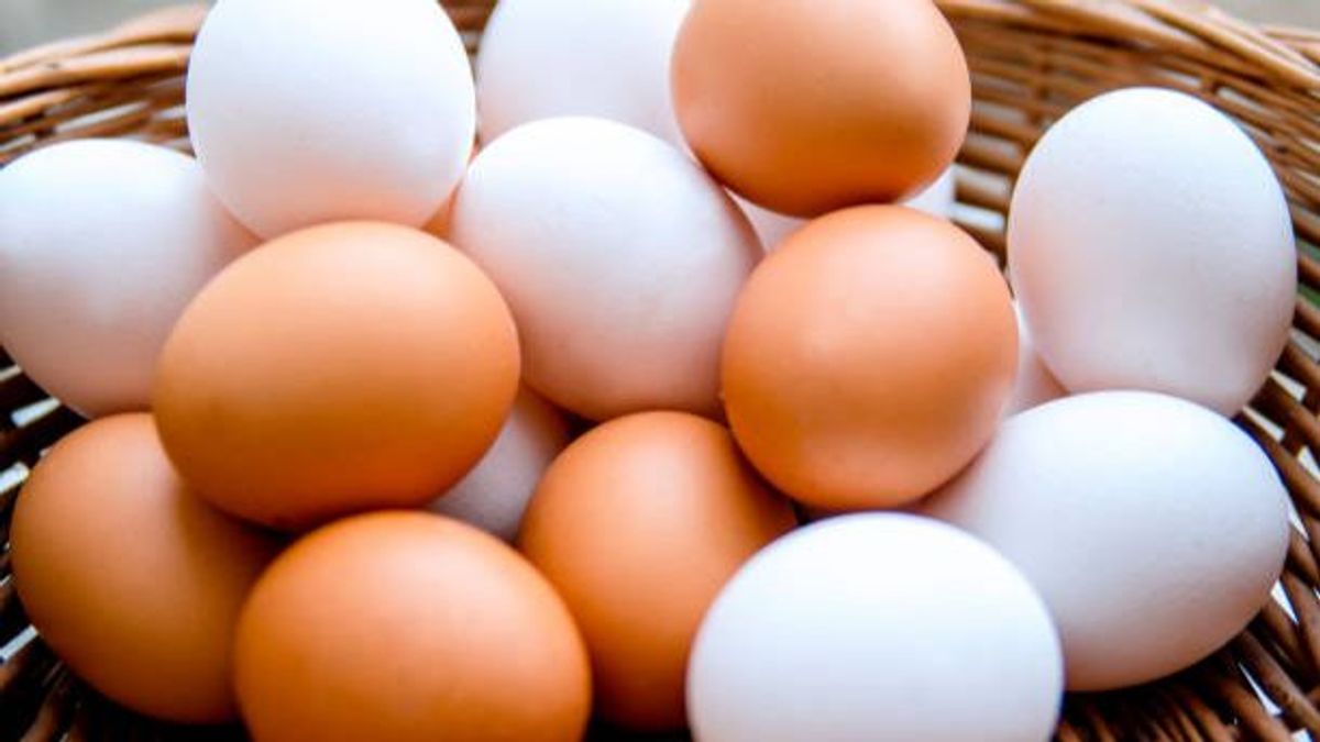 Huevos blancos y marrones. Huevos blancos y marrones.