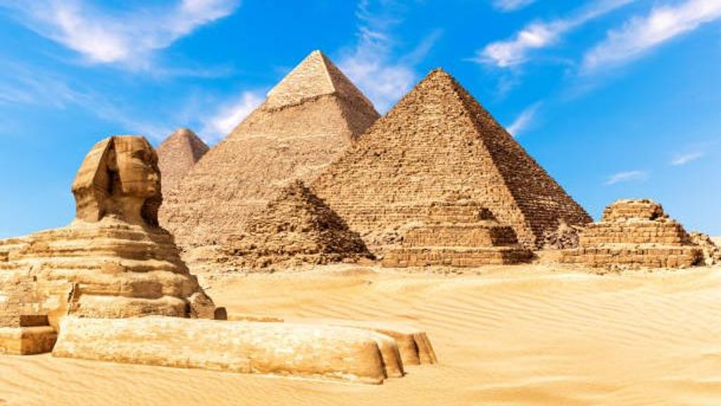Las tres pirámides principales de Giza son Keops, Kefrén y Micerinos