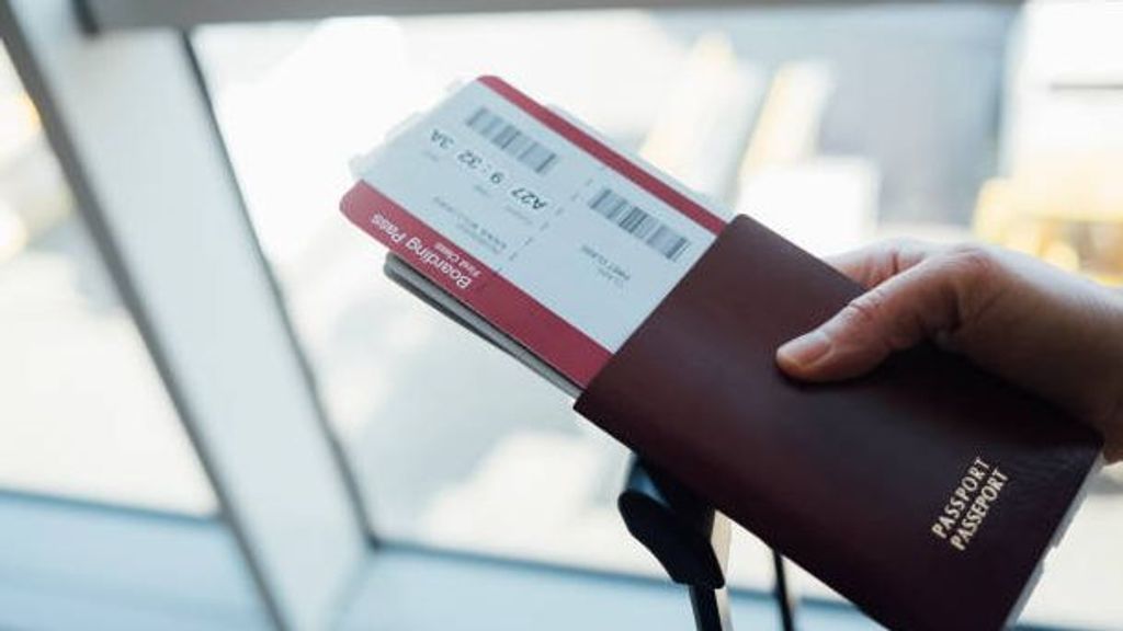 Tarjeta de embarque y pasaporte.