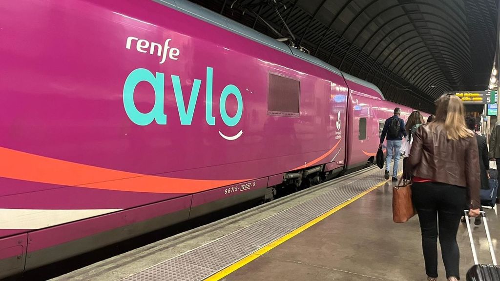 Un tren Avlo en la estación de Sevilla Santa Justa