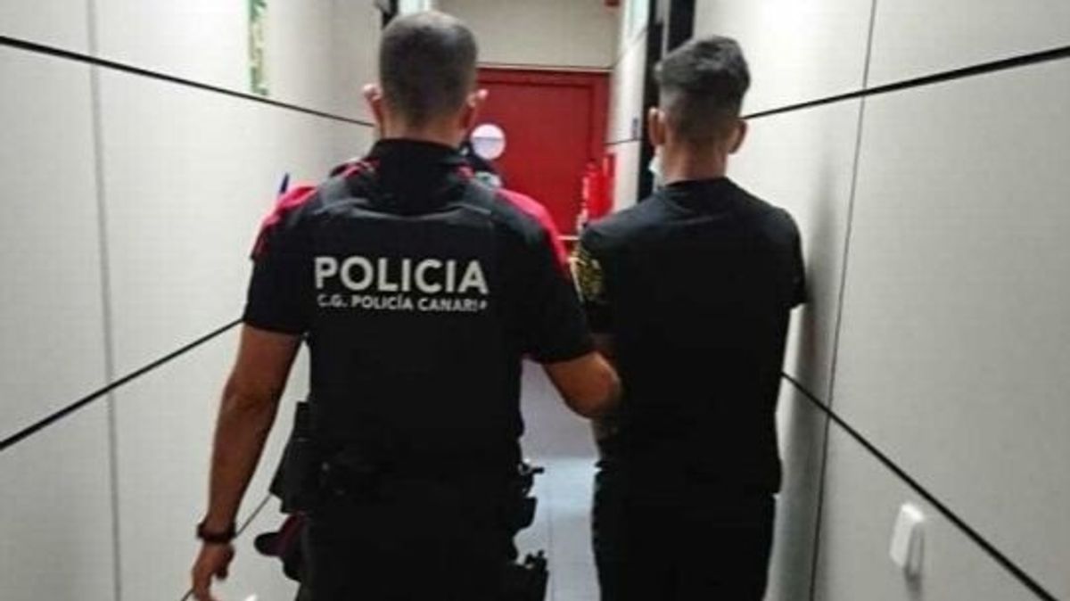 Uno de los detenidos por una presunta gresión sexual en grupo a una menor en una playa del sur de Tenerife