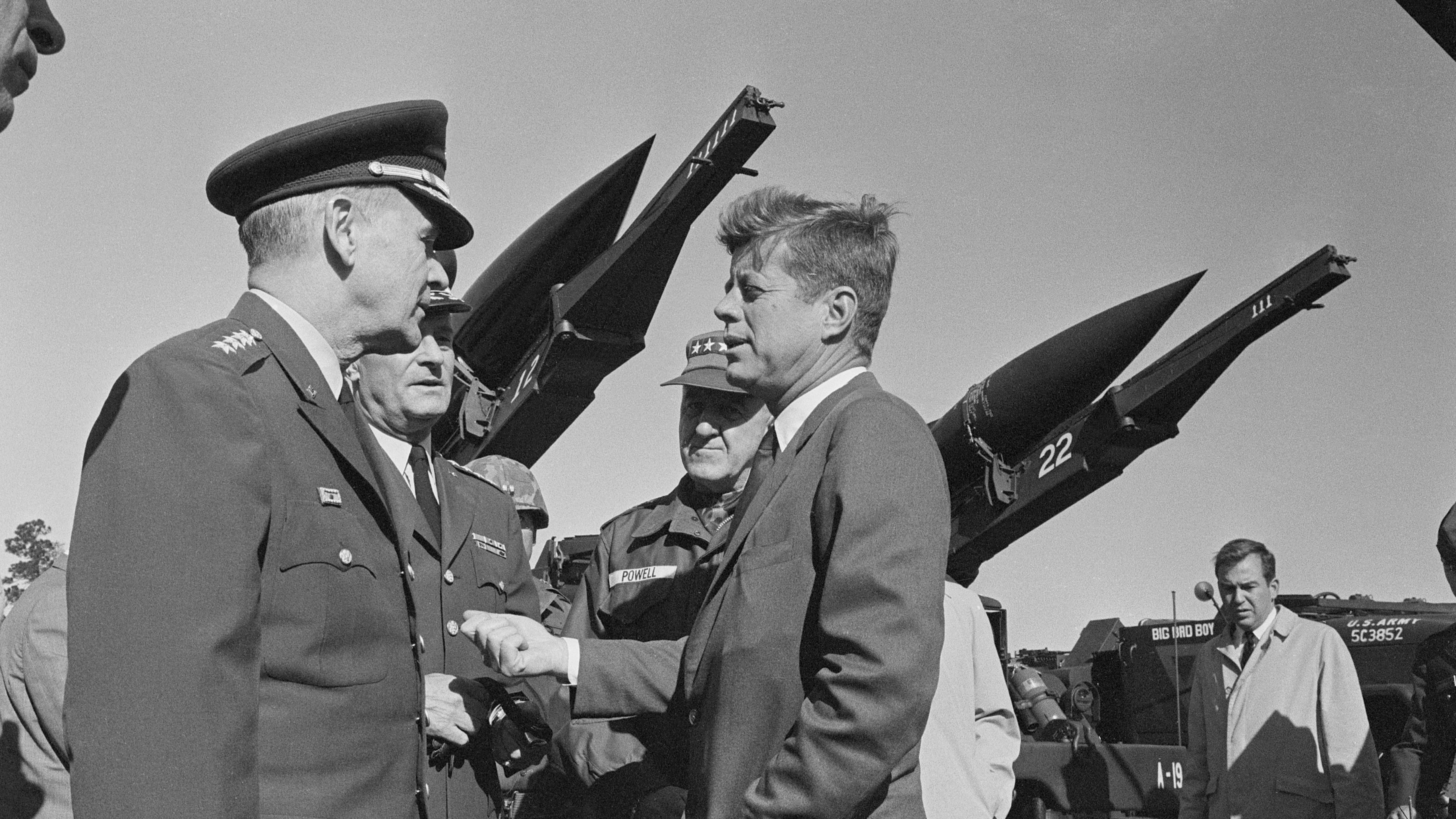 Kennedy charla con el general Maxwell Taylor, presidente de la Junta de Jefes de Estado Mayor.