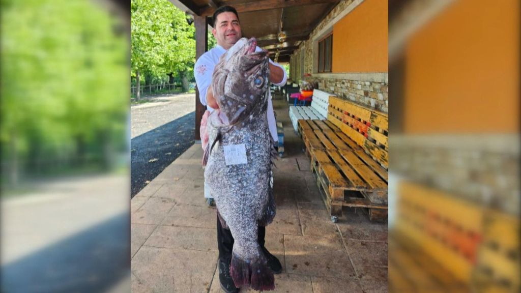 Alberto Canda posa con el mero de 41 kilos