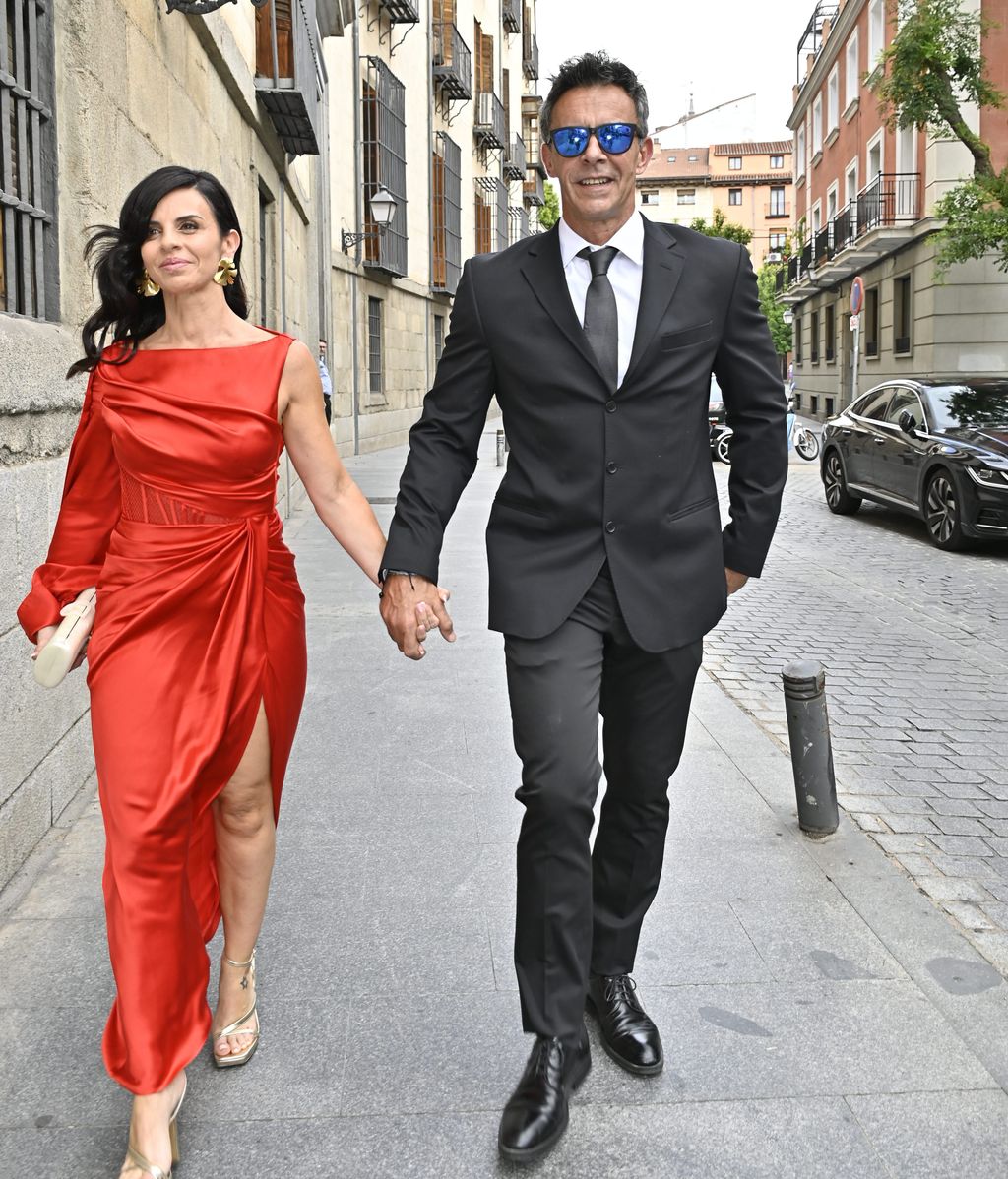 Alonso Caparrós, con su pareja, Angélica Delgado, en la boda de Kiko Matamoros