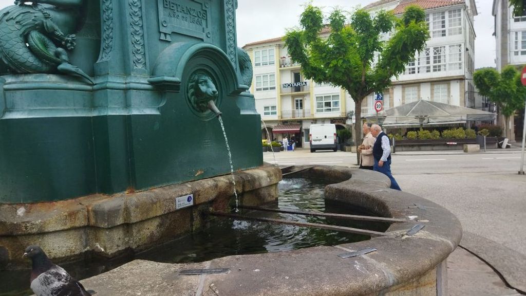 Fuente echando agua en Betanzos (A Coruña).