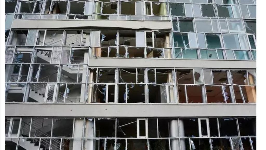 La fachada de un edificio en Kiev, completamente destruida por los ataques rusos