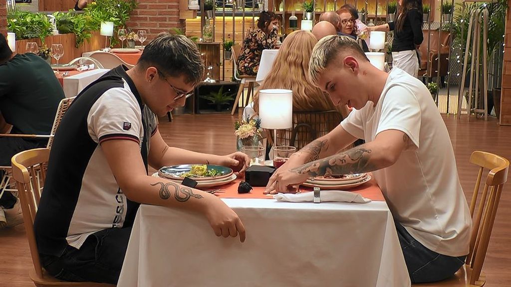 Lorenzo y Yeray durante su cita en 'First Dates'