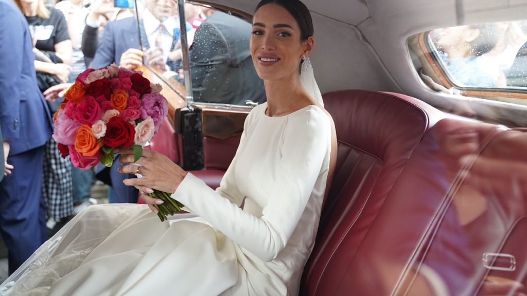 Marta Álamo, posa desde el Rolls Royce antes de su boda con Kiko Matamoros