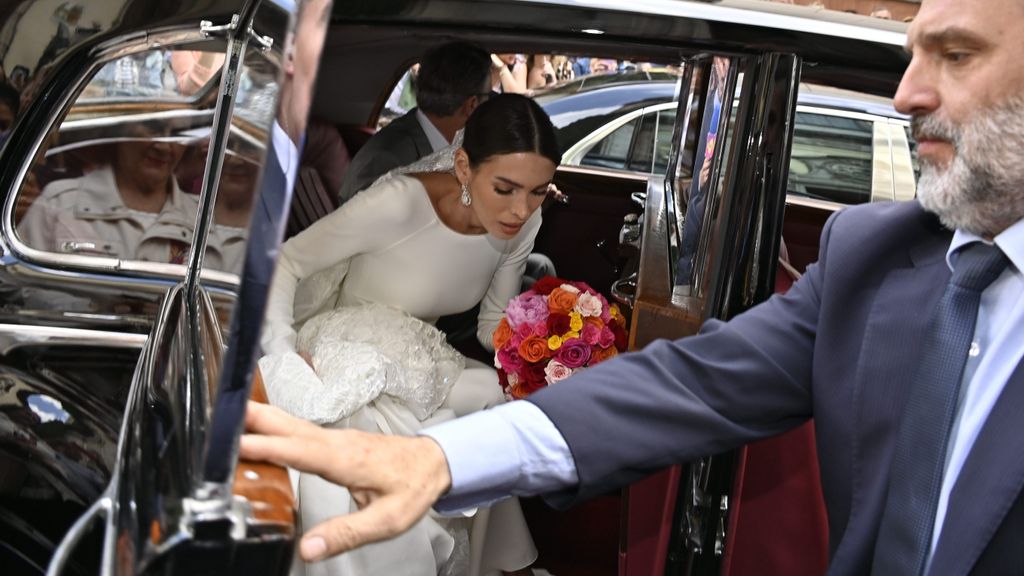 Marta Álamo, saliendo del Rolls-Royce para su boda con Kiko Matamoros