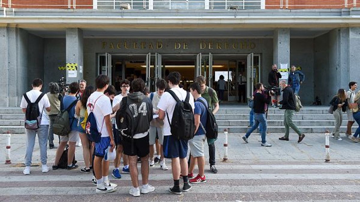 Qué influye para sacar buenas notas en la Universidad: las calificaciones de la EvA y haber hecho bachillerato en un centro público
