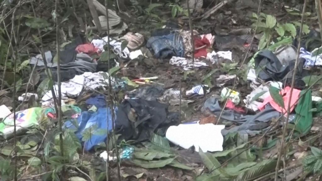 Restos de pertenencias cerca del lugar del accidente en Guavire (Colombia).
