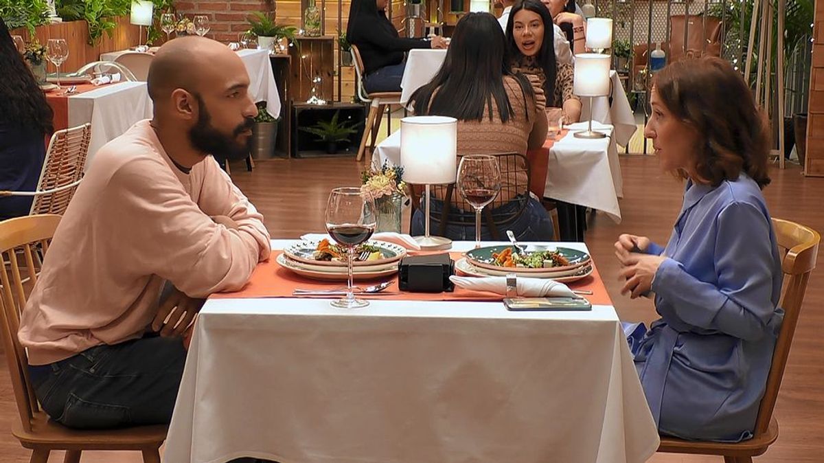 Sonia no aguanta la curiosidad en ‘First Dates’: “¿Por qué te has puesto una camiseta con un elefante?”