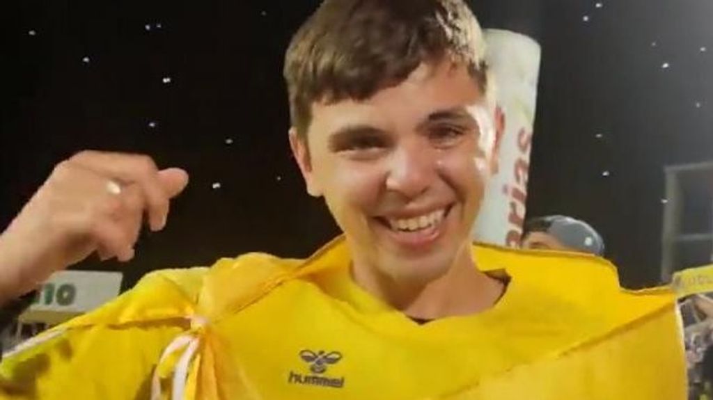 un aficionado de las palmas con discapacidad emociona a los beticos con su celebracion