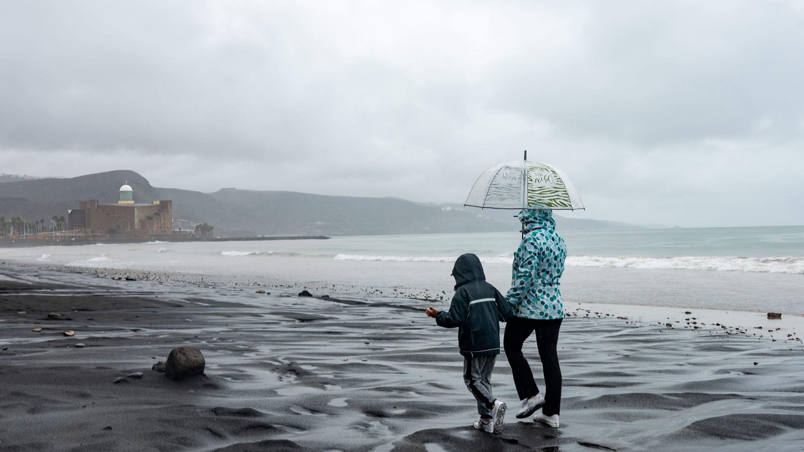 Una profunda borrasca afectará a Canarias con lluvias el lunes
