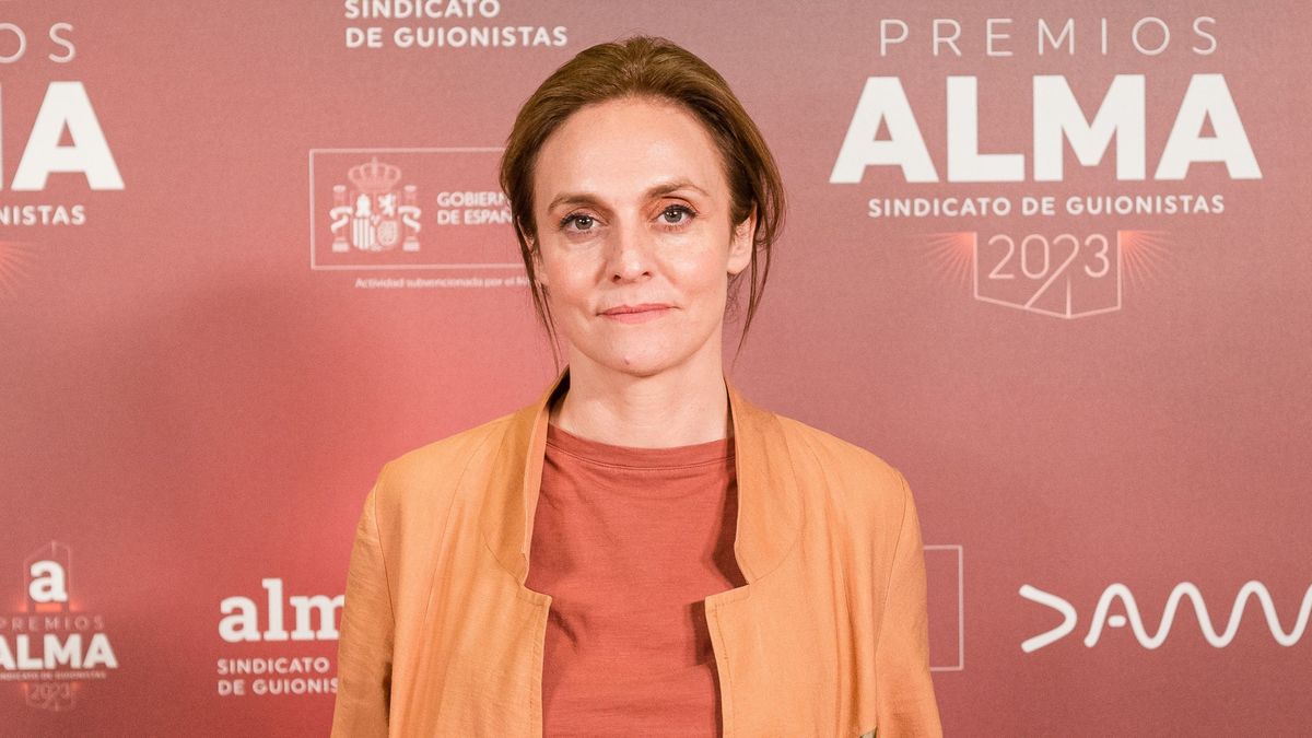 Beatriz Navas Valdés. Directora General del Instituto de cinematografía y artes audiovisuales en Ministerio de Cultura y Deporte durante la gala de premios del Sindicato de Guionistas ALMA, en Teatros Luchana, a 23 de marzo de 2023, en Madrid (España). El Sindicato de Guionistas ALMA premia en su sexta edición a los mejores creadores de la industria audiovisual de 2022. Estos galardones, a los que optan un centenar de guionistas de 24 producciones diferentes, son los únicos concedidos a guionistas de las distintas modalidades de obras audiovisuales. Los Premios ALMA son una actividad subvencionada por el Ministerio de Cultura y Deporte que cuenta con la colaboración de las entidades de gestión DAMA (Derechos de Autor de Medios Audiovisuales) y SGAE (Sociedad General de Autores y Editores). Beatriz Navas Valdés. Directora General del Instituto de cinematografía y artes audiovisuales en Ministerio de Cultura y Deporte durante la gala de premios del Sindicato de Guionistas ALMA, en Teatros Luchana, a 23 de marzo de 2023, en Madrid (España). El Sindicato de Guionistas ALMA premia en su sexta edición a los mejores creadores de la industria audiovisual de 2022. Estos galardones, a los que optan un centenar de guionistas de 24 producciones diferentes, son los únicos concedidos a guionistas de las distintas modalidades de obras audiovisuales. Los Premios ALMA son una actividad subvencionada por el Ministerio de Cultura y Deporte que cuenta con la colaboración de las entidades de gestión DAMA (Derechos de Autor de Medios Audiovisuales) y SGAE (Sociedad General de Autores y Editores).