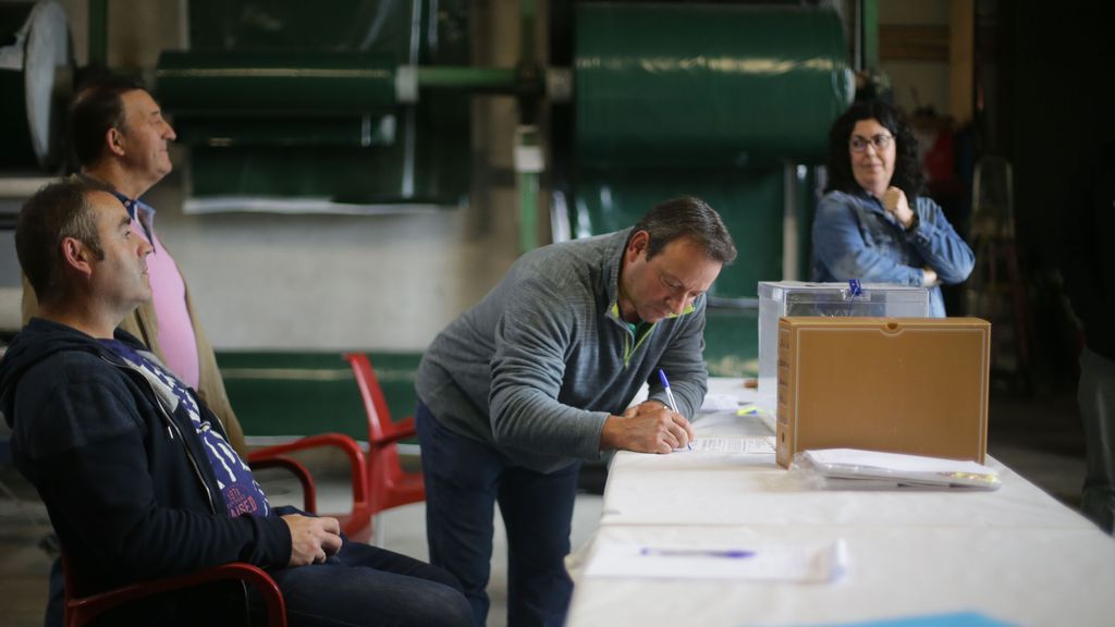 Cendoi, O Páramo, Lugo. Elecciones municipales en los 8131 ayuntamientos de España. En O Páramo, una de las mesas electorales se encuentra en el establecimiento Geima, un pequeño supermercado, comercio de piensos y bar en el rural del interior de Galicia. En la imagen, miembros de la mesa electoral firman la hoja de constitución de la mesa de Cendoi, en la mañana del domingo 28 de mayo