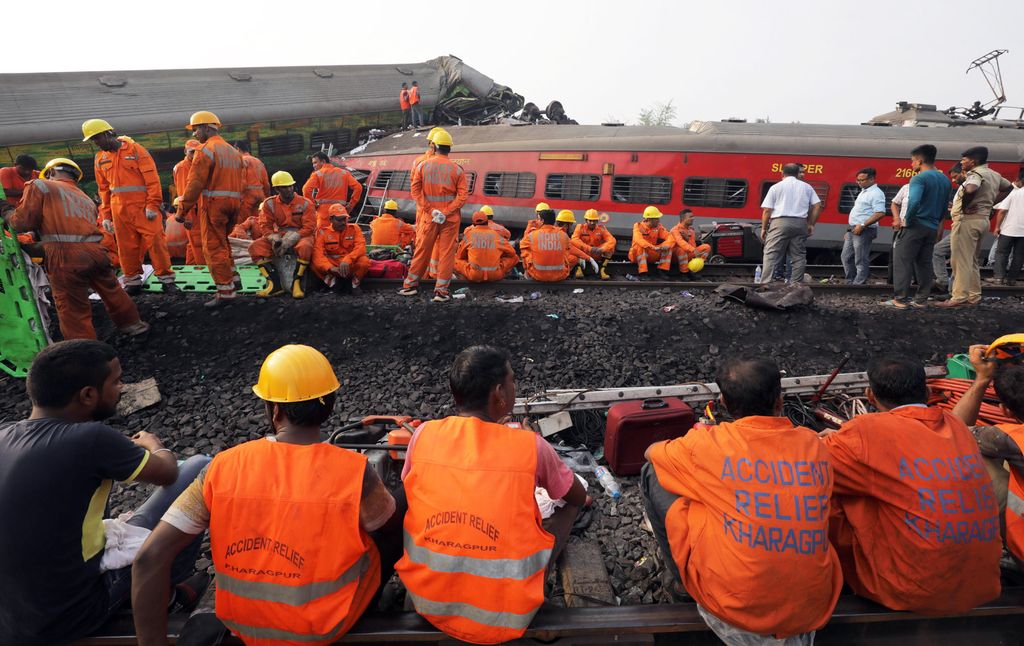 El choque múltiple de trenes en la India, en imágenes