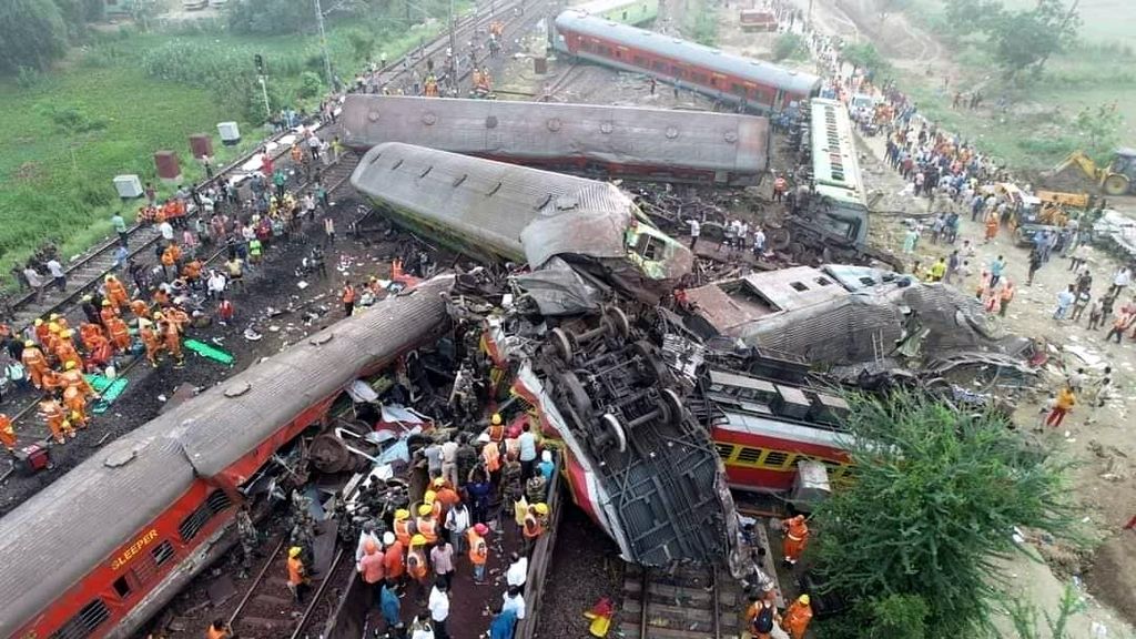 El choque múltiple de trenes en la India, en imágenes