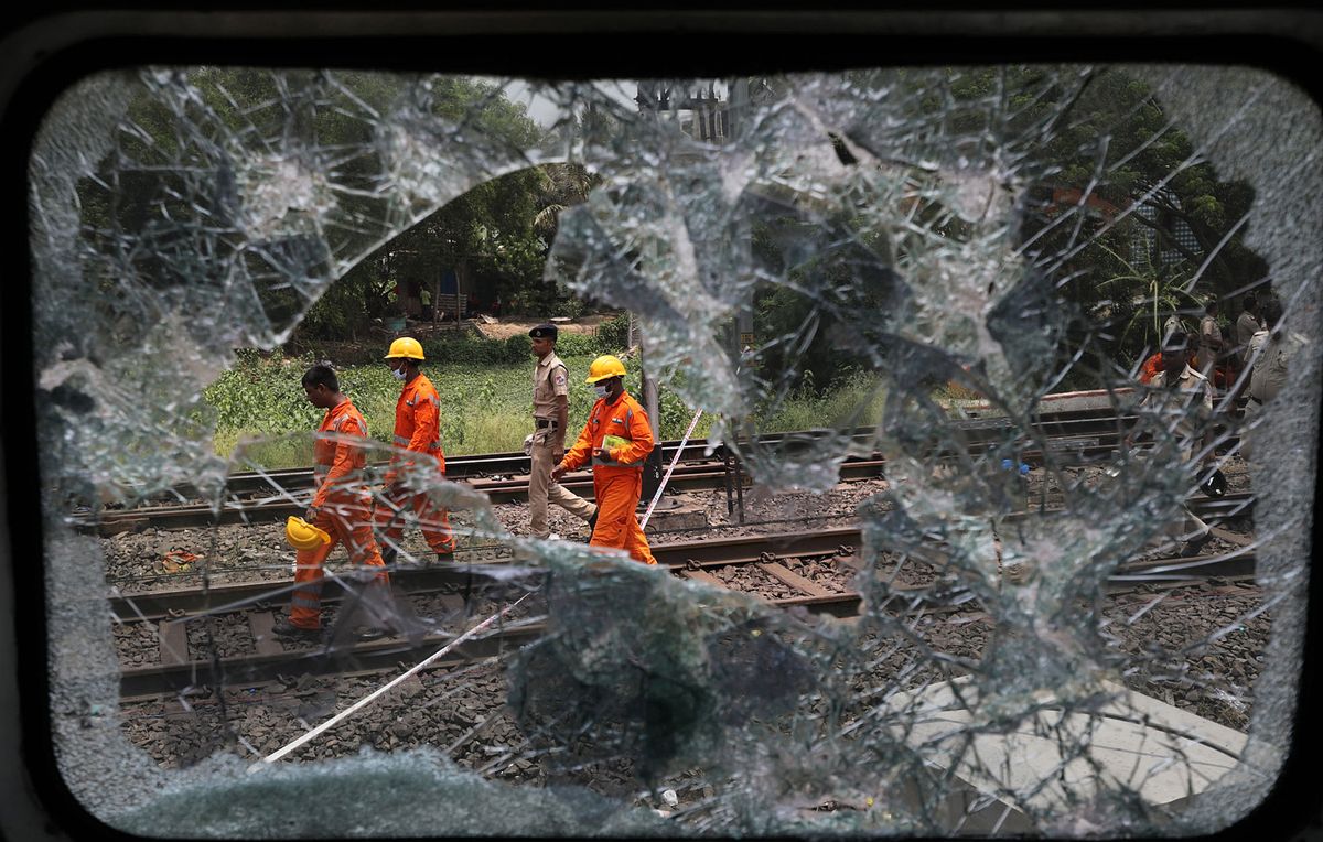 El choque múltiple de trenes en la India, en imágenes