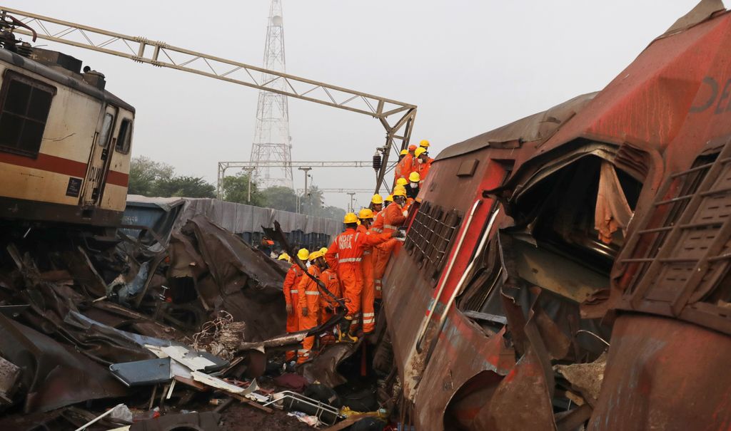 El choque múltiple de trenes en la India, en imágenes