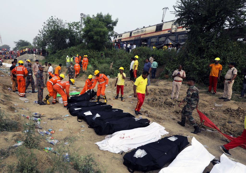 El choque múltiple de trenes en la India, en imágenes