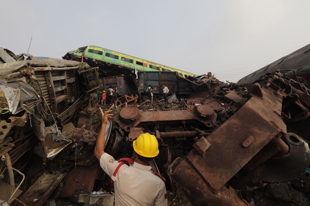 El choque múltiple de trenes en la India, en imágenes