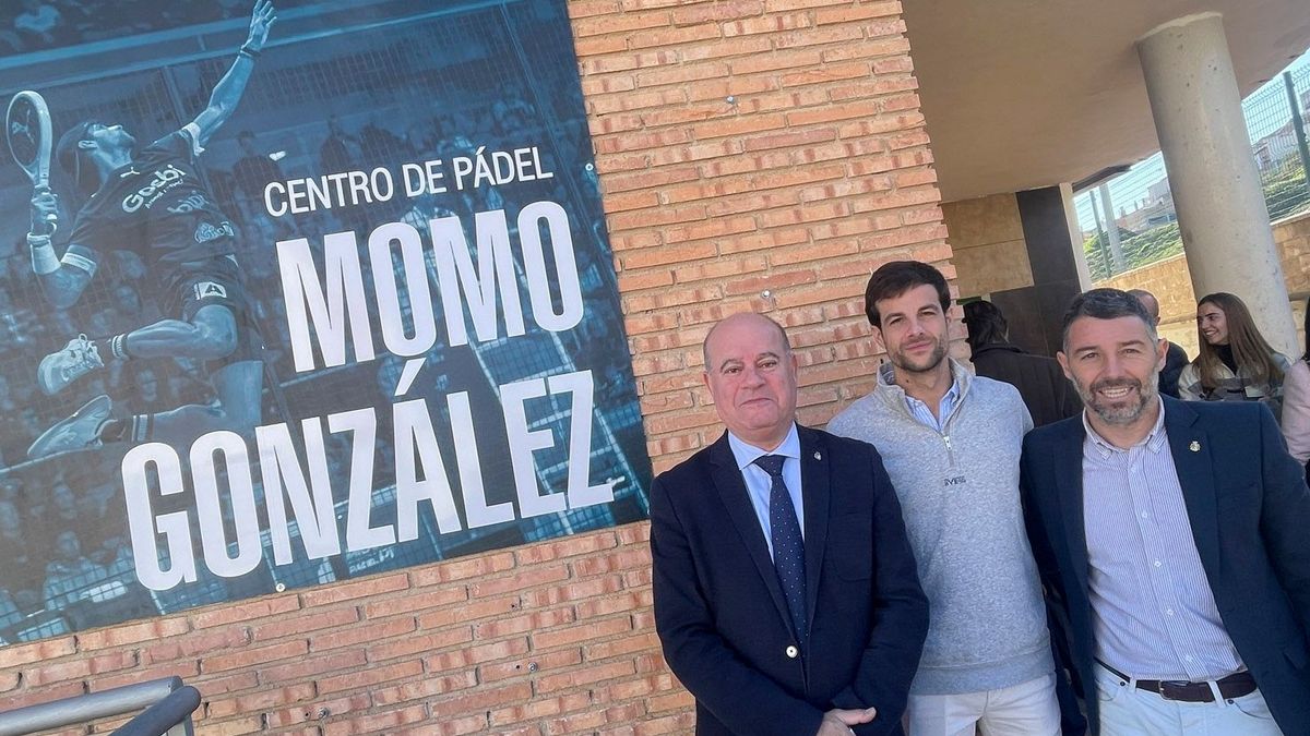 El jugador de pádel Momo González, junto al alcalde de Antequera, Manuel Barón y el concejal de deportes, Juan Rosas, en el centro deportivo con el nombre del jugador