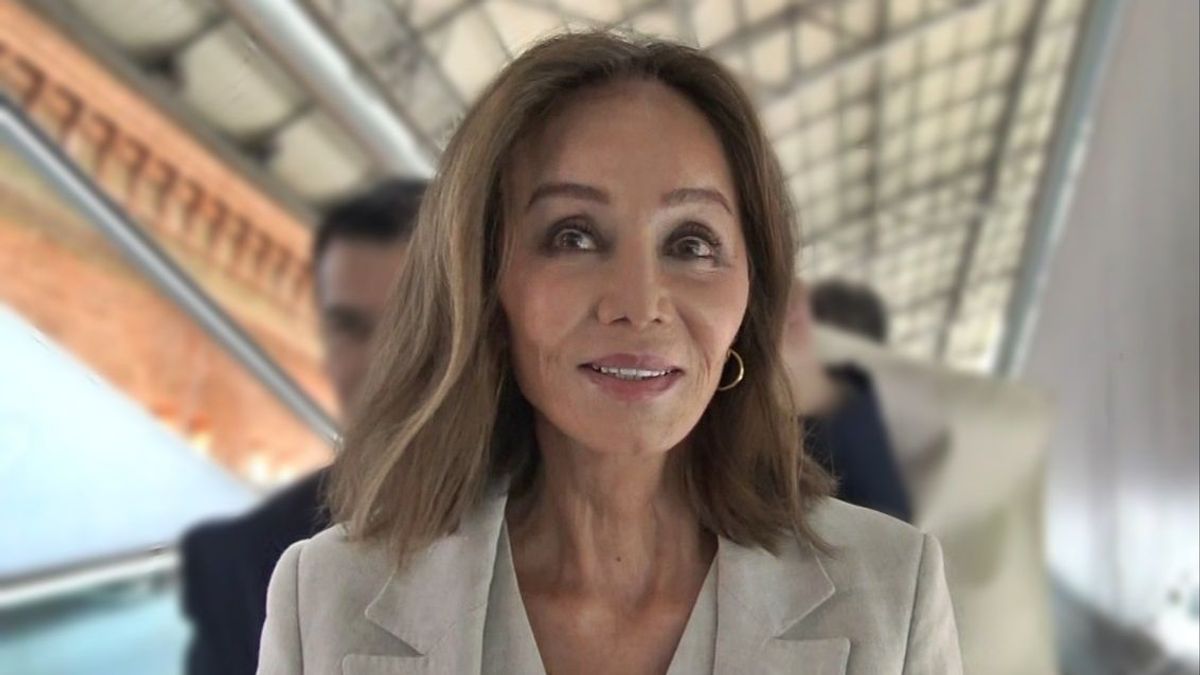 Isabel Preysler confiesa que está contenta con el vestido de novia de Tamara Falcó Isabel Preysler confiesa que está contenta con el vestido de novia de Tamara Falcó