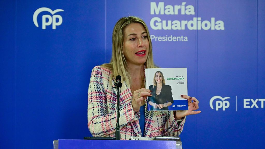 La candidata del PP en Extremadura ignora a Feijóo y pide a Abascal dejarle negociar con el candidato de Vox