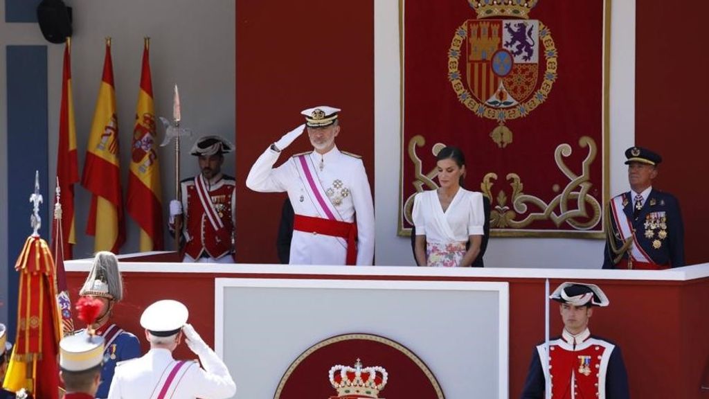 Los reyes Felipe VI y Letizia presiden el desfile del Día de las Fuerzas Armadas en Granada