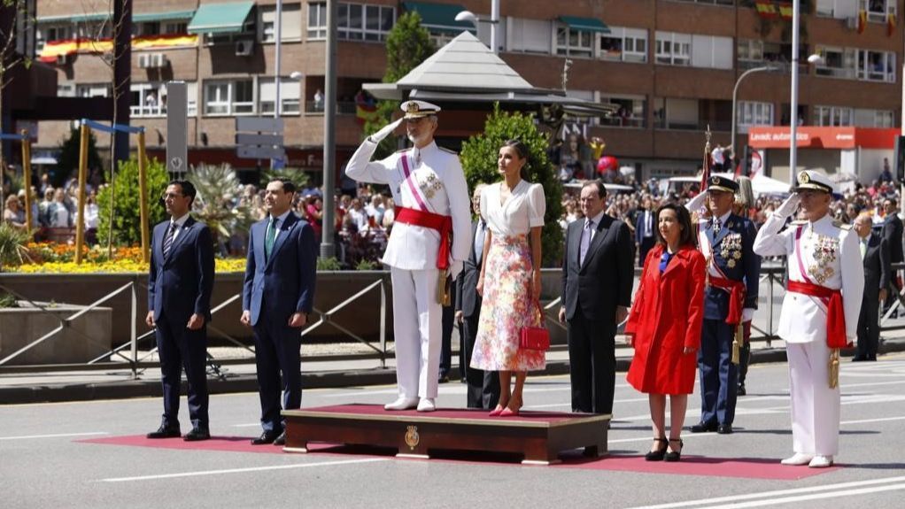 Los reyes Felipe VI y Letizia presiden el desfile del Día de las Fuerzas Armadas en Granada