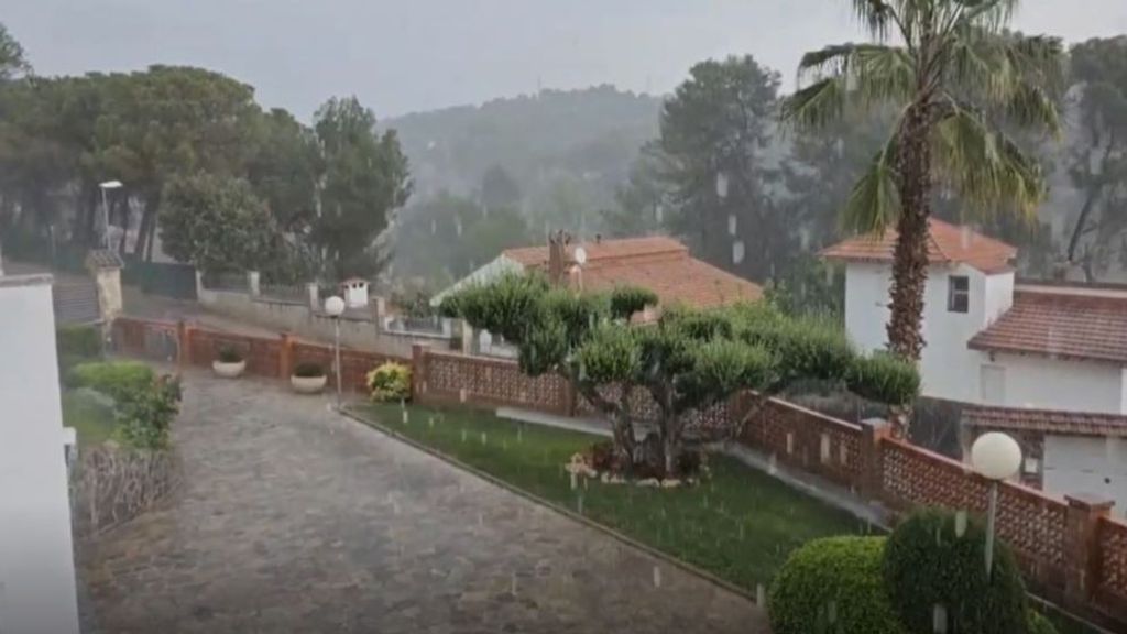 Otra tarde de tormentas deja fuertes lluvias, más de 2.300 rayos y obliga a desviar un vuelo de Santiago a Vigo