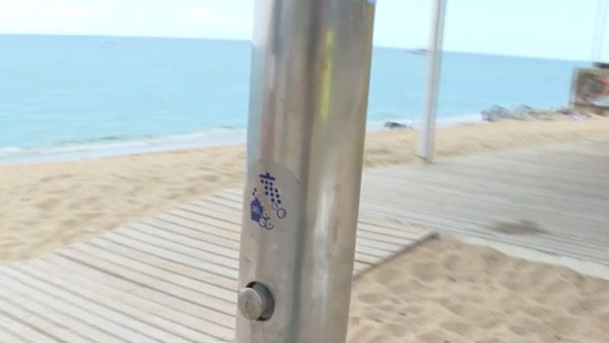 Restricciones en las playas de Cataluña por la fuerte sequía: duchas cerradas y limpieza manual